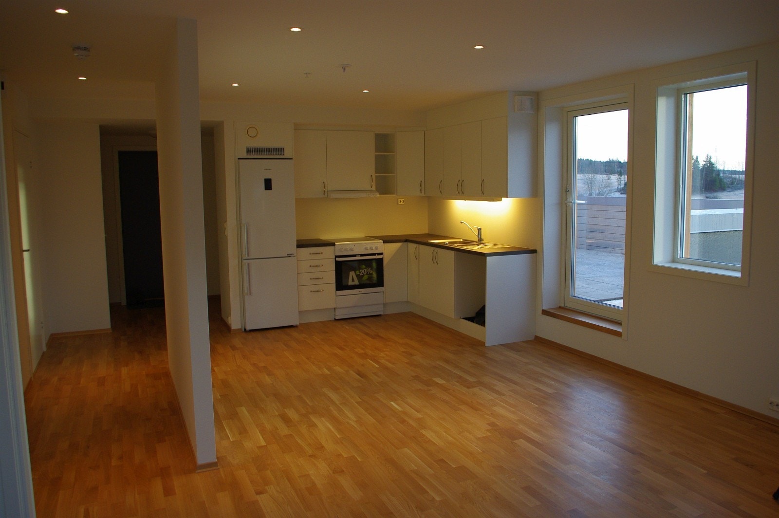 Lys leilighet med utgang fra stue til stor privat terrasse. Galleribilde