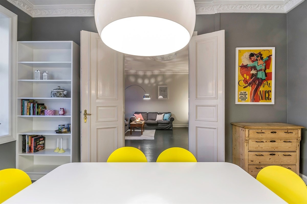 Rommet er stort og luftig med en generøs takhøyde, gode vindusflater, samt rikelig utsmykning i form av stukkatur og rosett i himling. Rommet har tofløyet dør inn til stuen og god plass for stort spisebord. Galleribilde