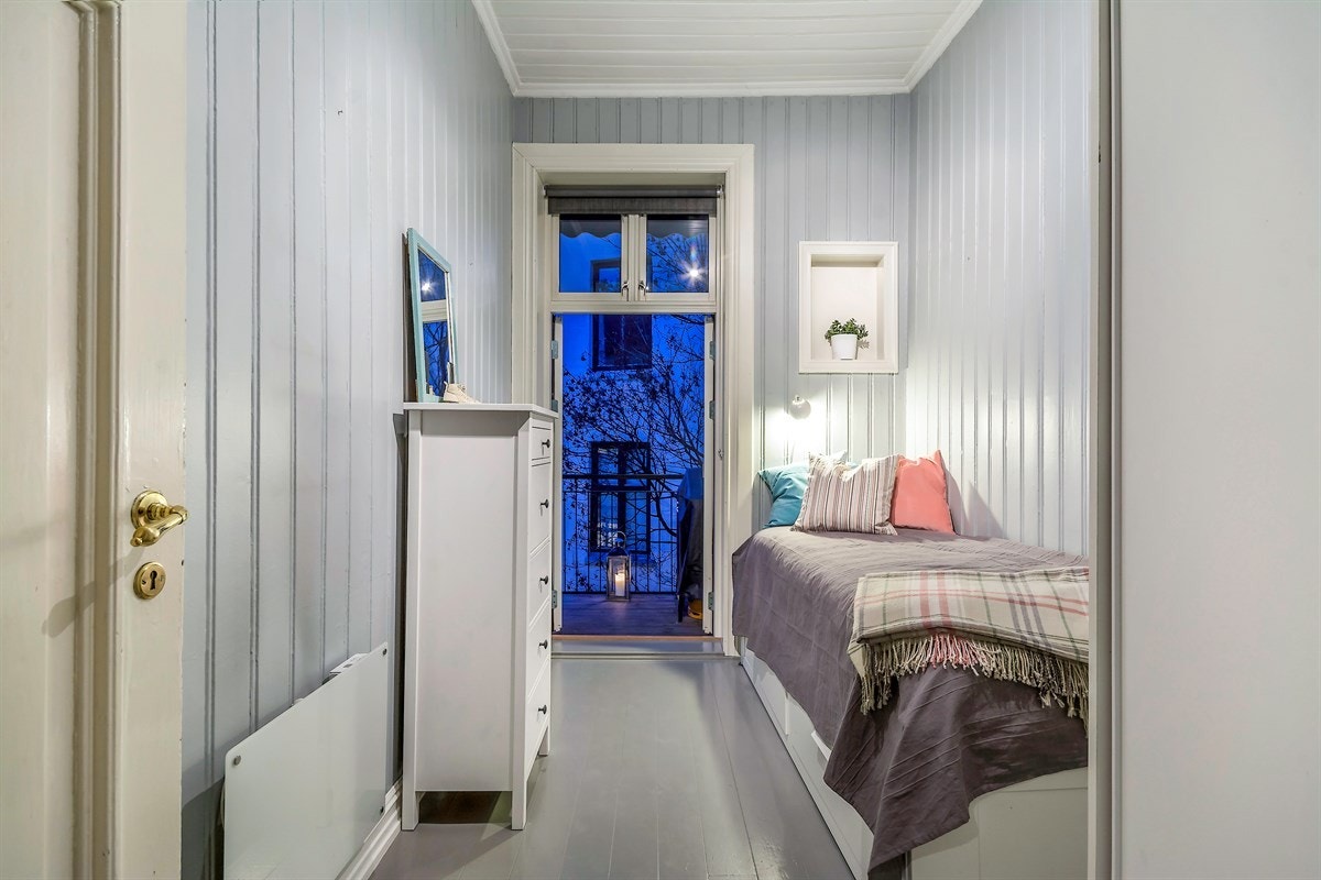 Det andre har skyvedørsgarderobe med en høyde på ca. 4 meter og utgang til balkong. Galleribilde