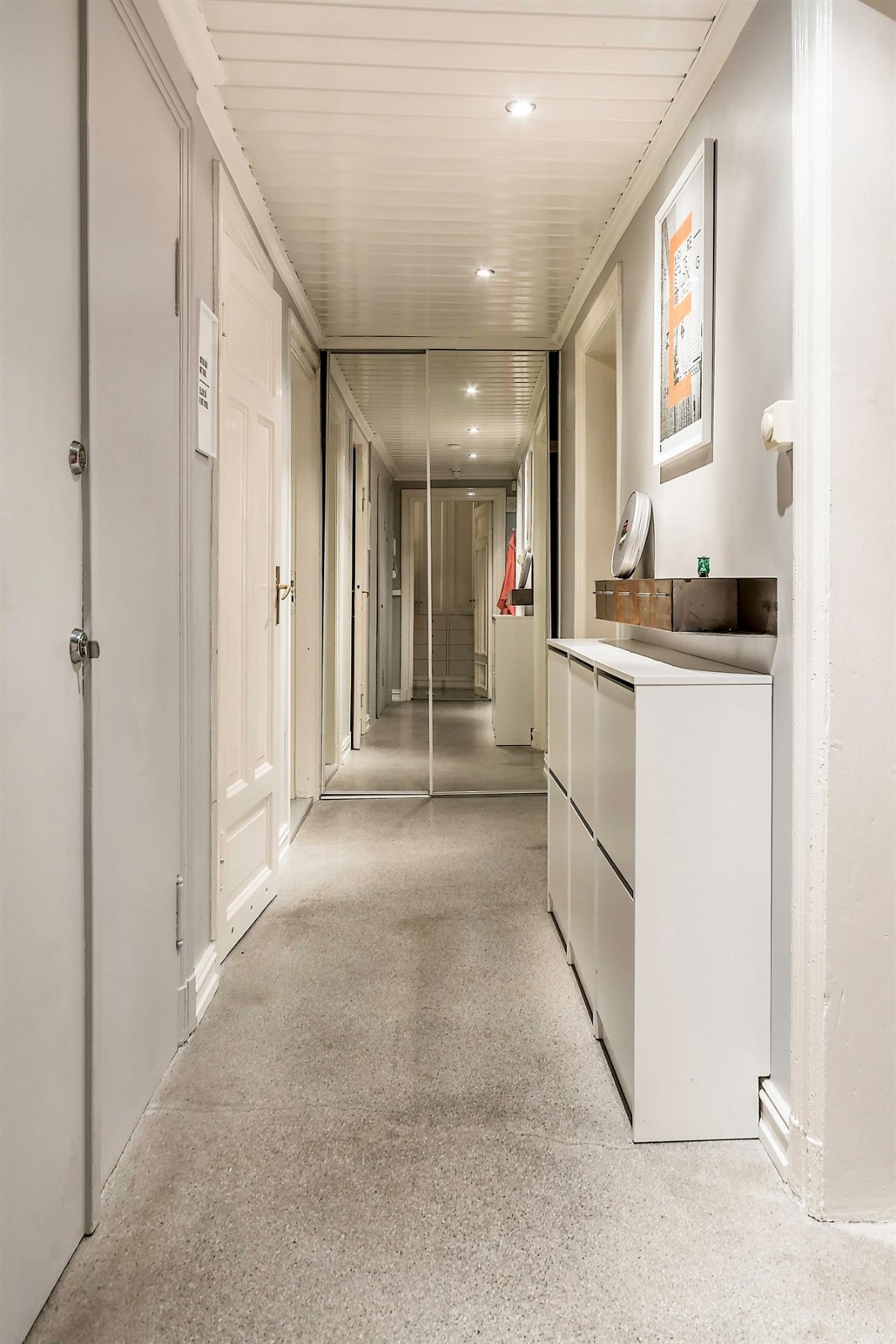 Garderoben gir rikelig med oppbevaringsplass, og rommer også opplegg for vaskemaskin. Galleribilde