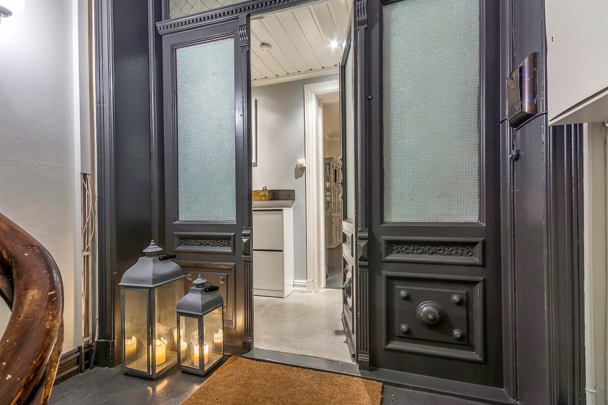 Boligen har adkomst fra et representativt trapperom som man disponerer alene. Trapperommet har flotte utsmykninger på original inngangsdør med glassfelt, til en innbydende entré med terrassostøpt gulv, downlights og gulvvarme. Galleribilde