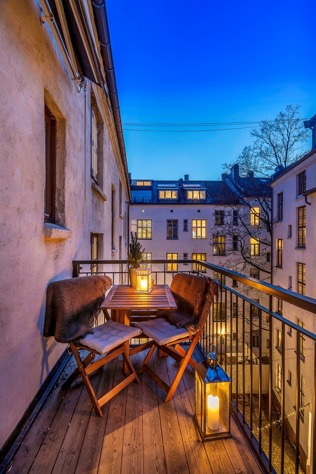 Balkong med sol ettermiddag og kveld. Galleribilde