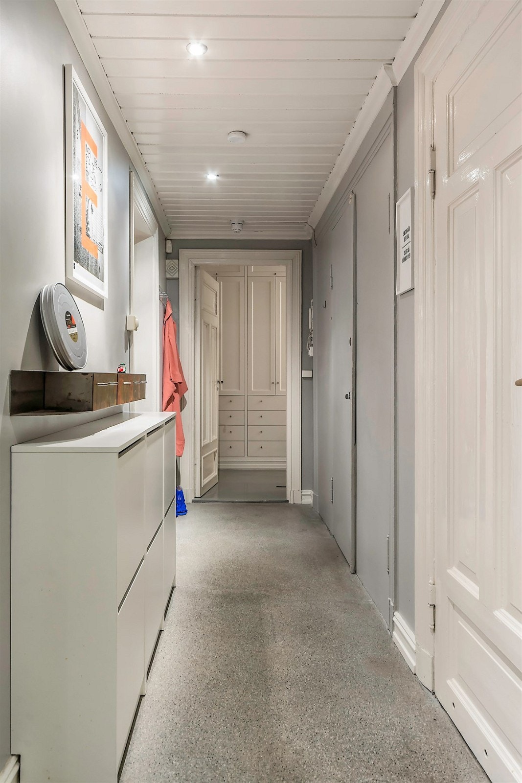 Entreen har skoskap, dørcalling og en stor skyvedørsgarderobe med speilfronter. Galleribilde