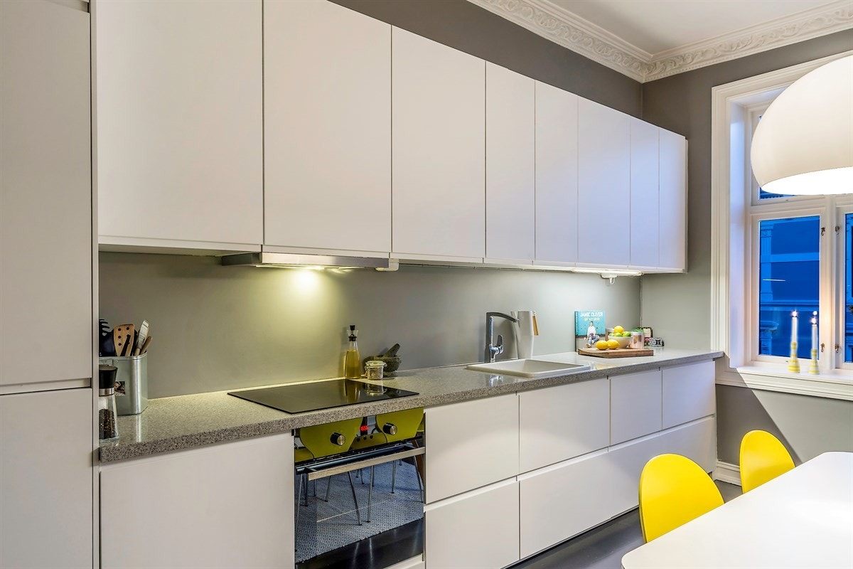 Kjøkkenet er utstyrt med stekeovn, induksjonstopp, kjøleskap, fryseskap og oppvaskmaskin, i tillegg til slimline ventilator over kokesone og belysning over benk. Galleribilde