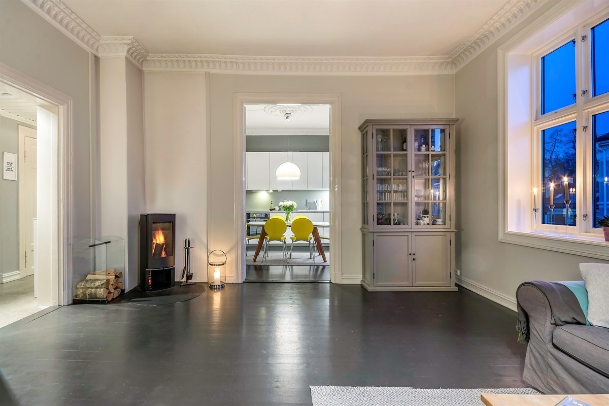 Fra stuen er det tofløyet dør inn til kjøkkenet, noe som åpner for større selskapeligheter. Galleribilde