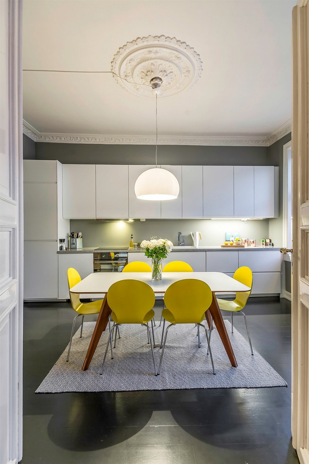 Innredningen fra 2015 har hvite, håndtaksløse fronter, påkostet benkeplate i kompositt med vaskekum i porselen, samt rikelig med benke- og lagringsplass. Galleribilde