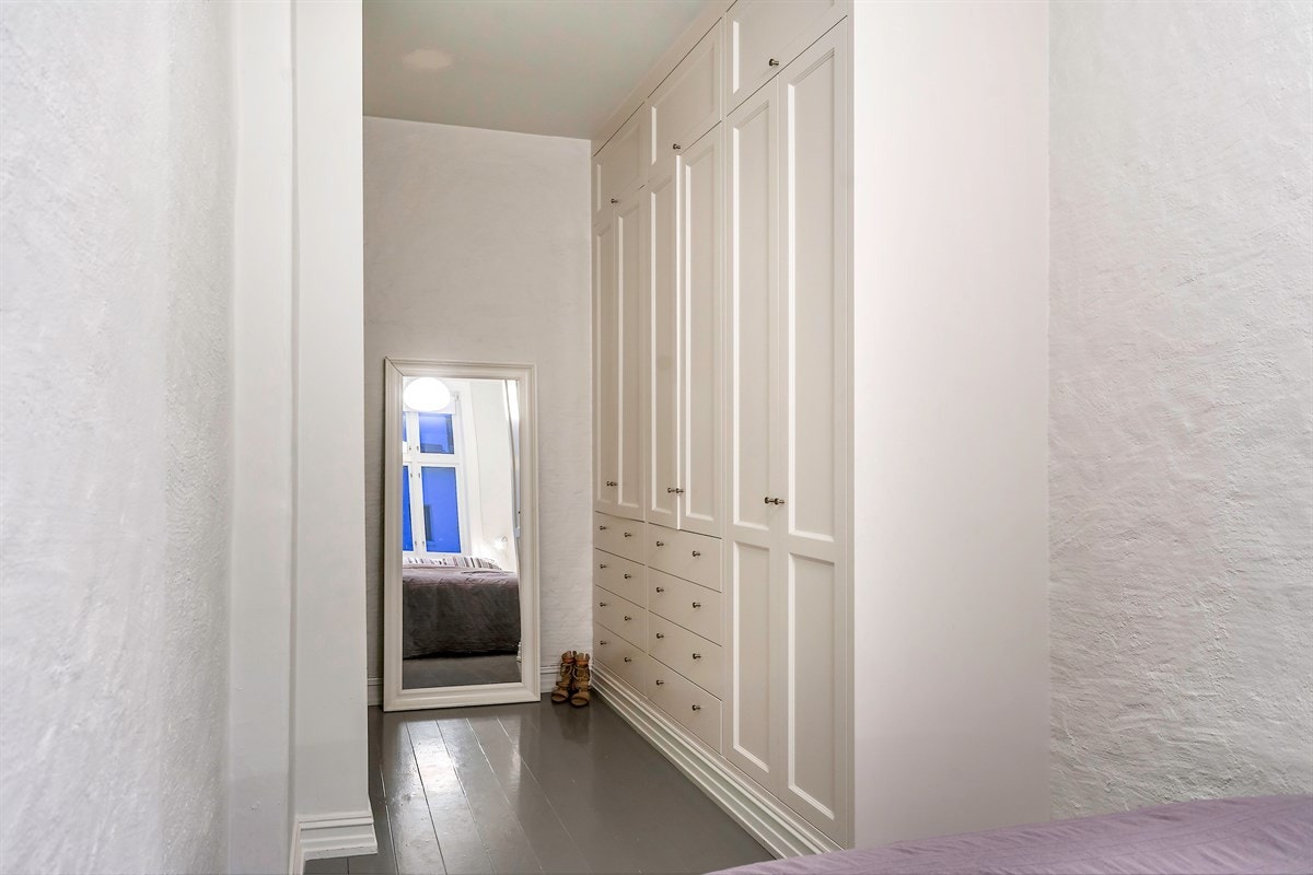 Hovedsoverommet vender ut mot stille bakgård og har takhøye, snekkertilpassede garderobeskap Galleribilde