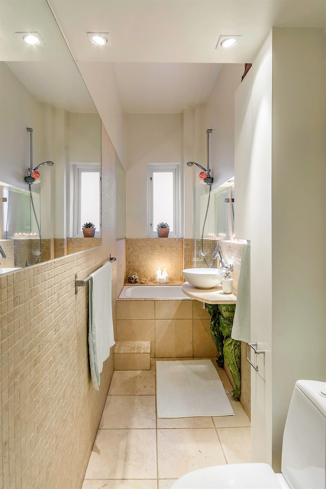 Badet er tiltalende og har sandfargede fliser på gulv med gulvvarme, matchende, mindre fliser på deler av vegg, samt lysmalte vegger for øvrig. Rommet har downlights i himling og behagelig lysinnslipp fra frostet vindu. Galleribilde