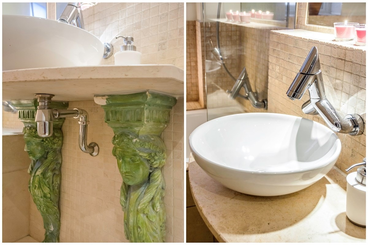 Innredningen består av stort, fastmurt speil på vegg, innfelt speil med belysning, bolleservant med veggmontert armatur av italiensk design på steinbenk, og et frittstående toalett. Innerst i rommet er det et innfliset, delikat badekar. Galleribilde