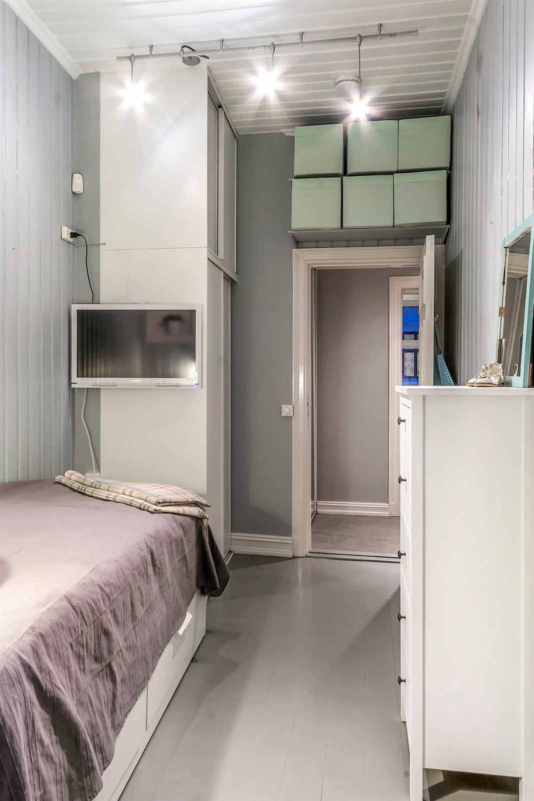 Boligen har for øvrig god lagringsplass med bl.a. skyvedørsgarderobe og skoskap i entré, samt bod på loft og bod i andre etasje. Galleribilde