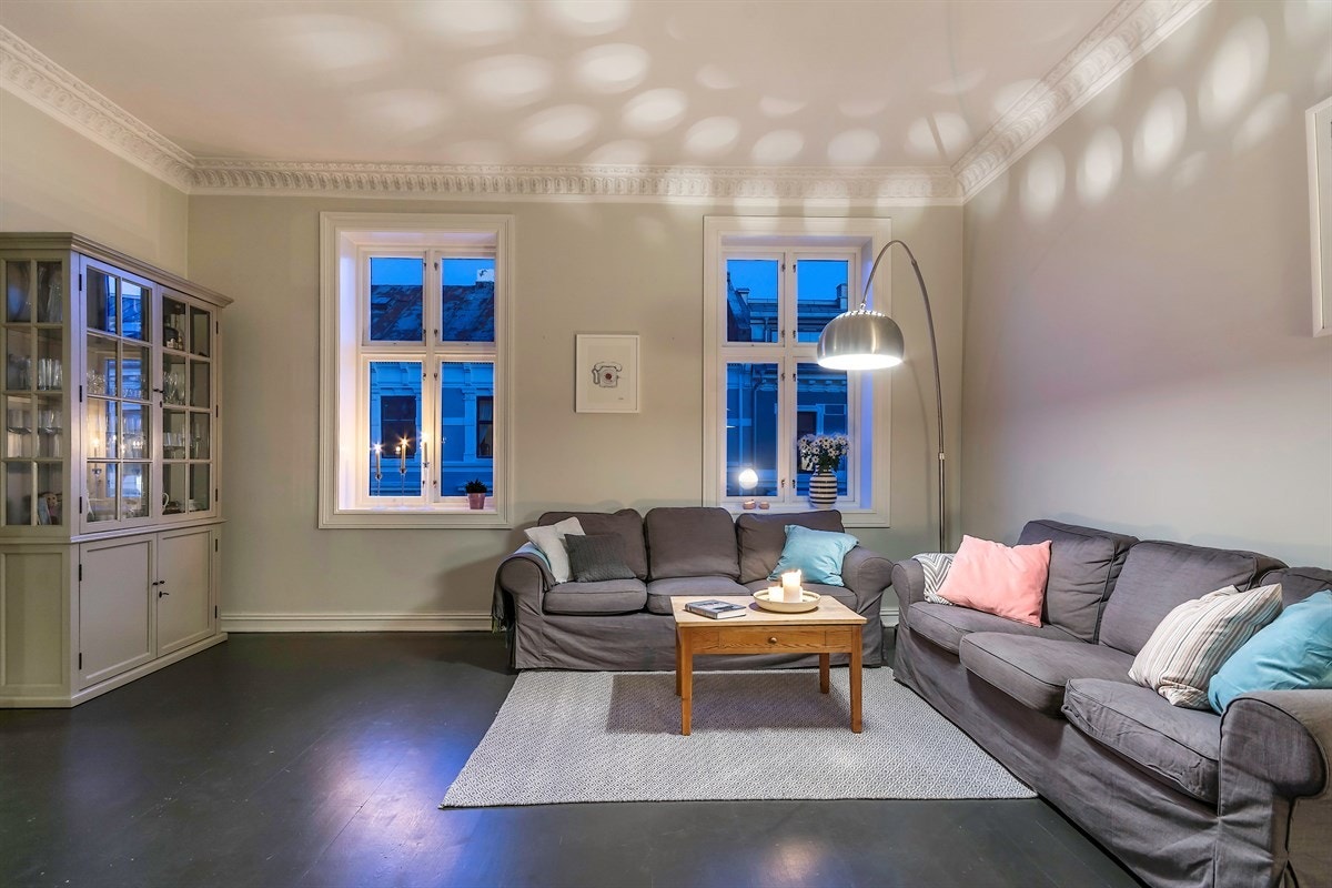 Rommet har god plass for sofagruppe og tv-løsning, i tillegg til spisebord, som det også er rom for på kjøkkenet. Galleribilde