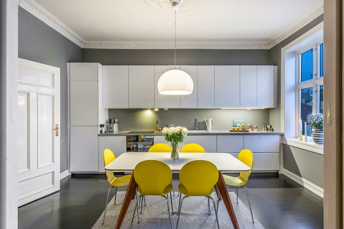 Kjøkkenet er lekkert og holdt i en moderne, funksjonell stil som skaper en spennende kontrast til den klassiske stilen for øvrig. Galleribilde