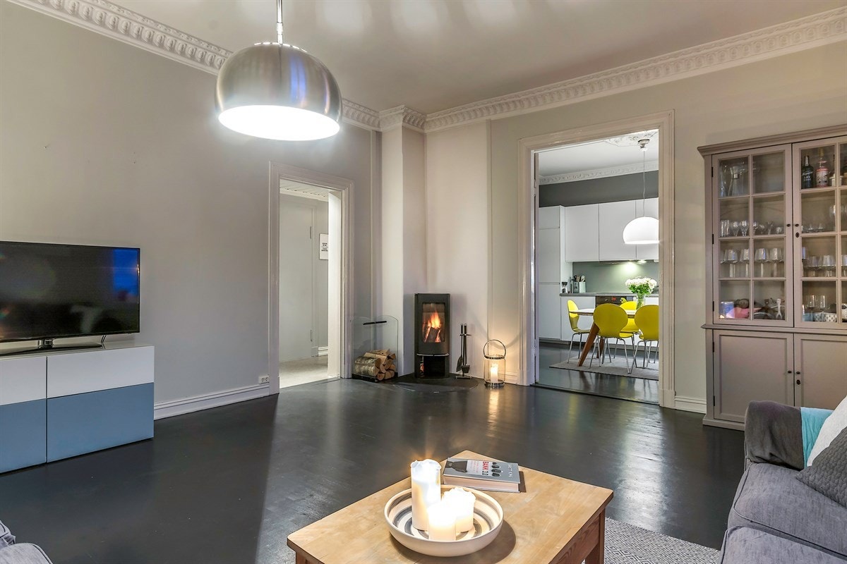 I hjørnet av stuen er det en fin peisovn som gir god varme og ekstra hygge. Galleribilde