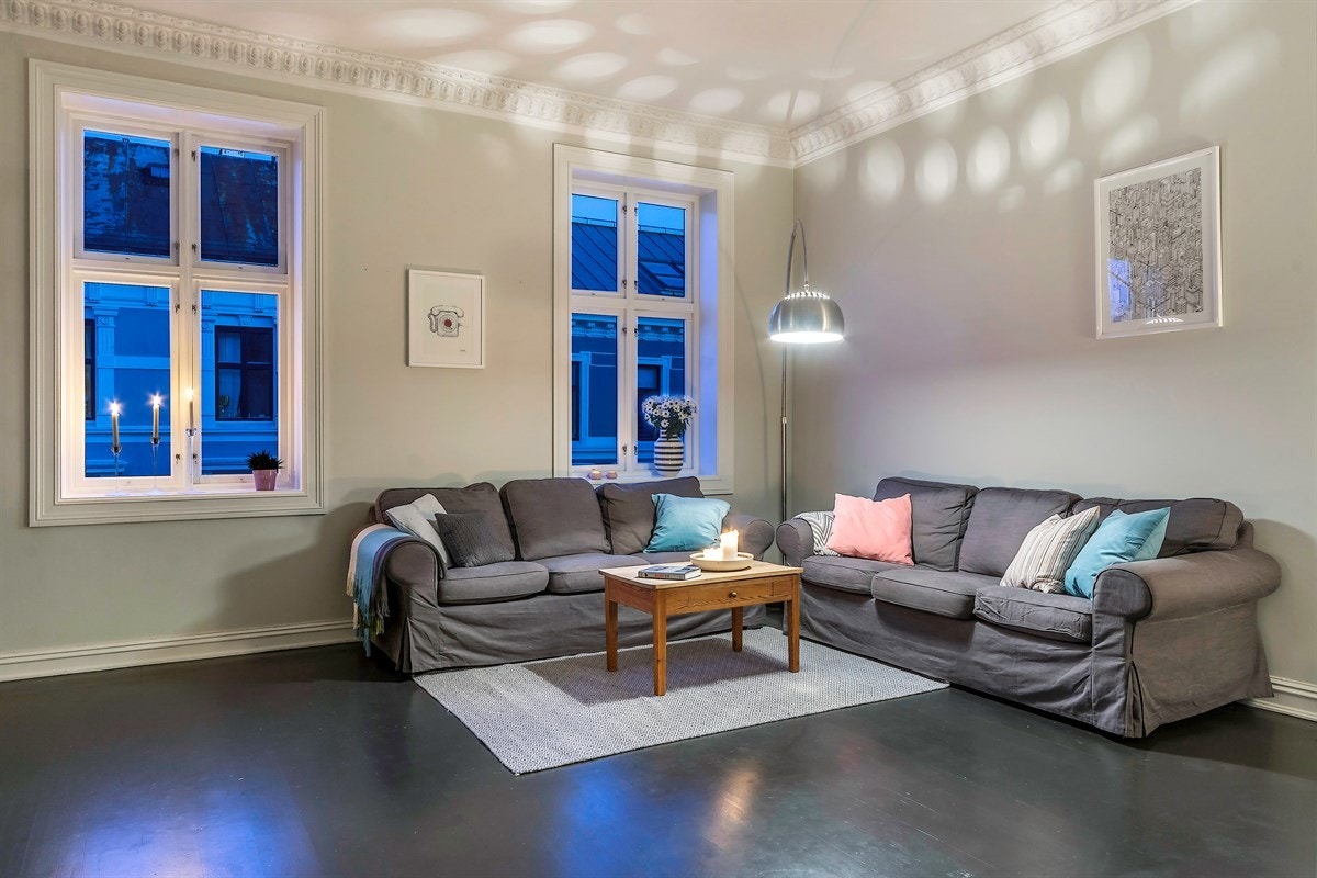 Rommet har malte tregulv, lysmalte vegger og rikelig med lysinnslipp fra store vindusflater. Galleribilde