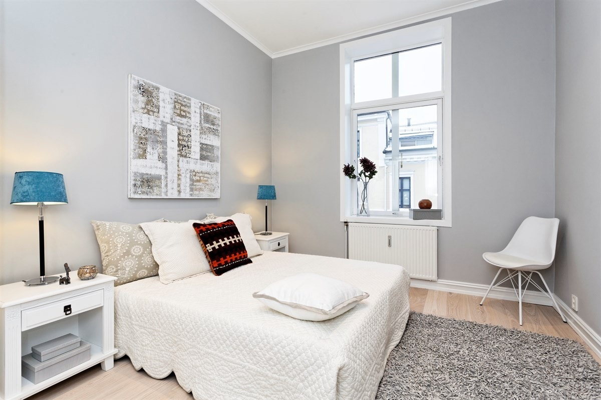 Hovedsoverommet har 1-stavs hvitkalket askeparkett på gulv, lysegrå vegger og downlights i tak. Galleribilde
