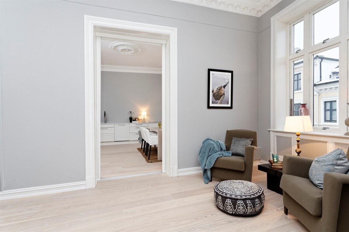 Originale skyvedører mellom kjøkken og stue. Galleribilde