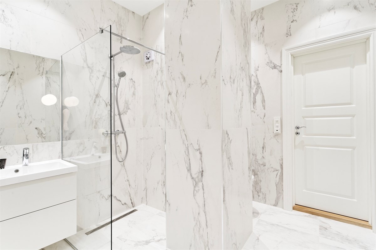 Badet var varmekabler i gulv og elektrisk avtrekksvifte. Galleribilde