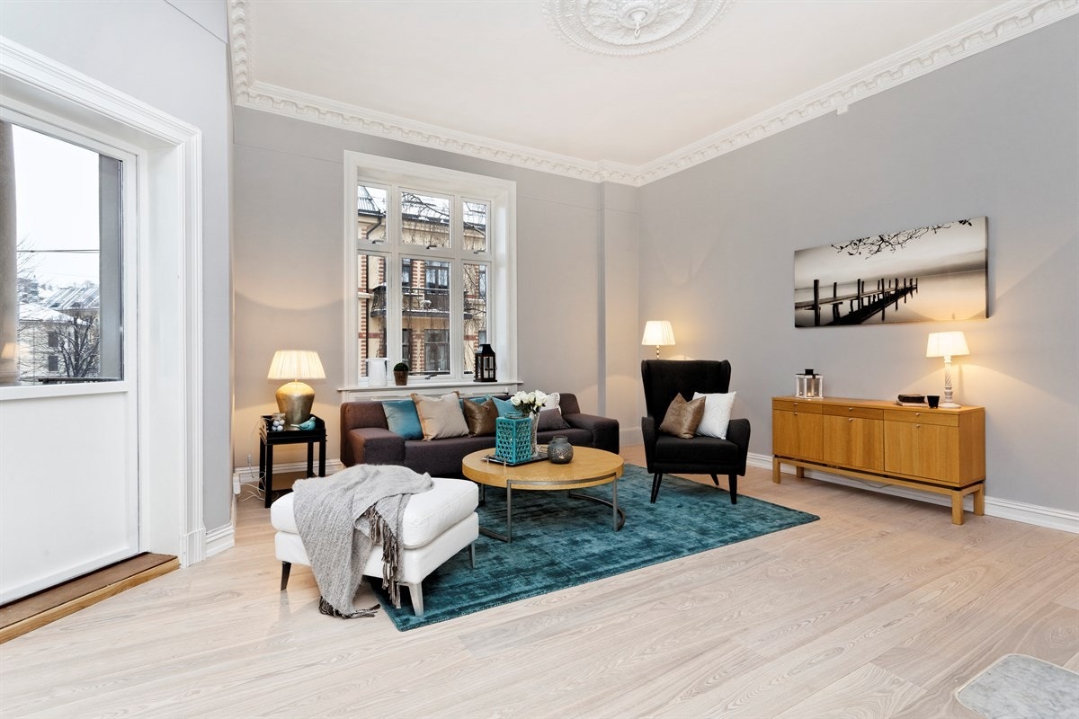 Lys og tiltalende stue med utgang til balkong. Galleribilde