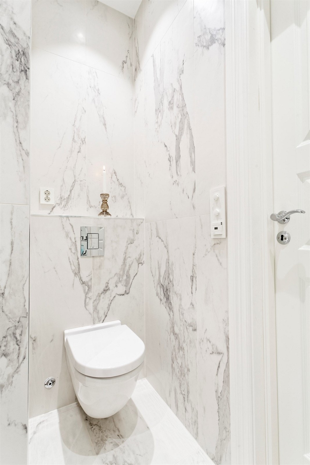 Veggmontert toalett. Galleribilde