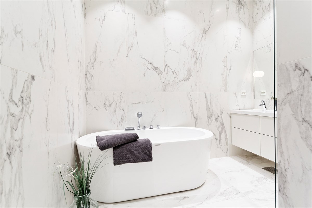 Badet har lekkert frittstående badekar og dusj i hjørne med regnfallsdusj. Galleribilde