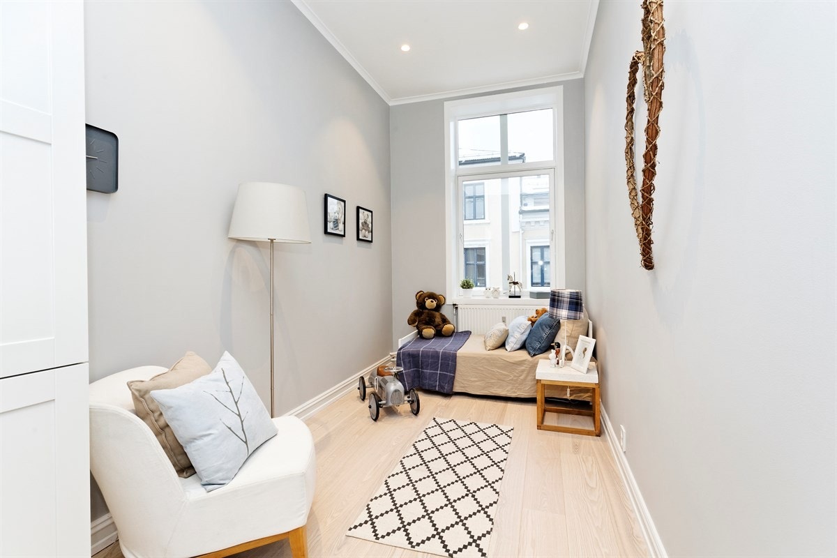 Soverom 3 har 1-stavs hvitkalket askeparkett på gulv, lysegrå vegger og downlights i tak. Galleribilde