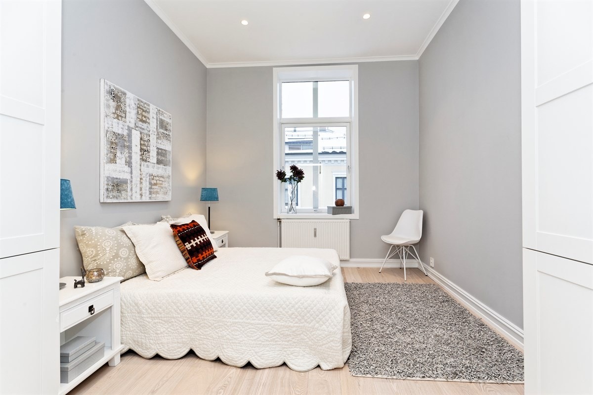 Lyst og tiltalende hovedsoverom med garderobeskap fra Sigdal. Galleribilde