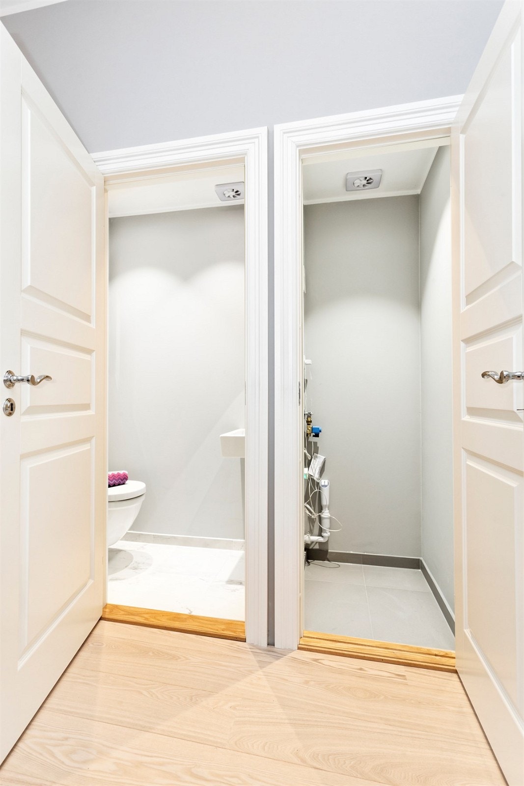 Separat toalettrom og vaskerom i entrèen. Galleribilde