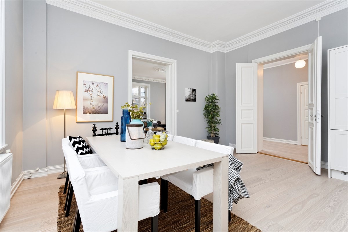 Kjøkkenet har originale fløydører og skyvedør. Fra kjøkkenet er det direkte adkomst til stuen. Galleribilde