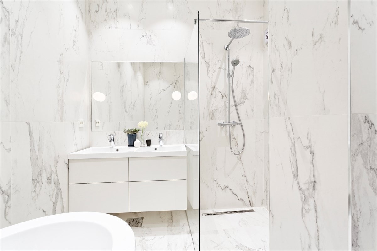 Lekker dobbeltservant med underskap og stort speil med belysning. Galleribilde