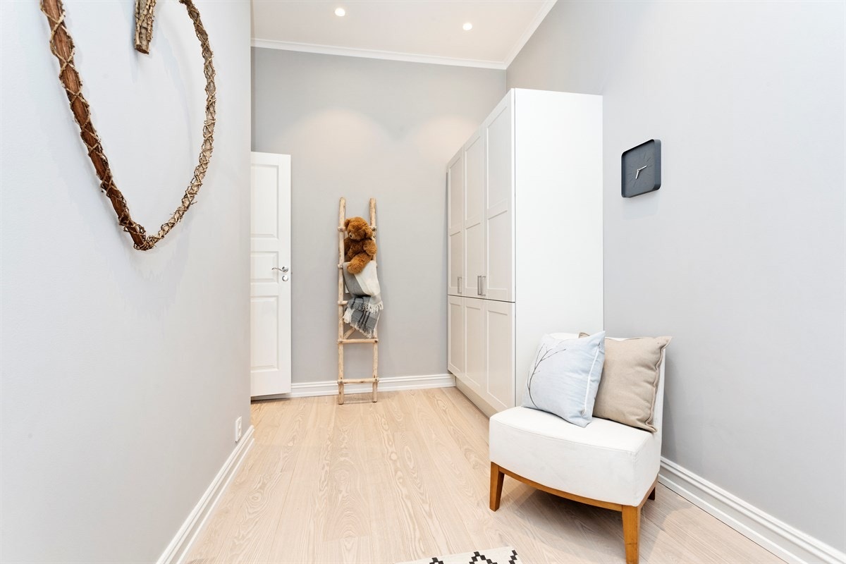 Soverom 2 har garderobeskap fra Sigdal. Galleribilde