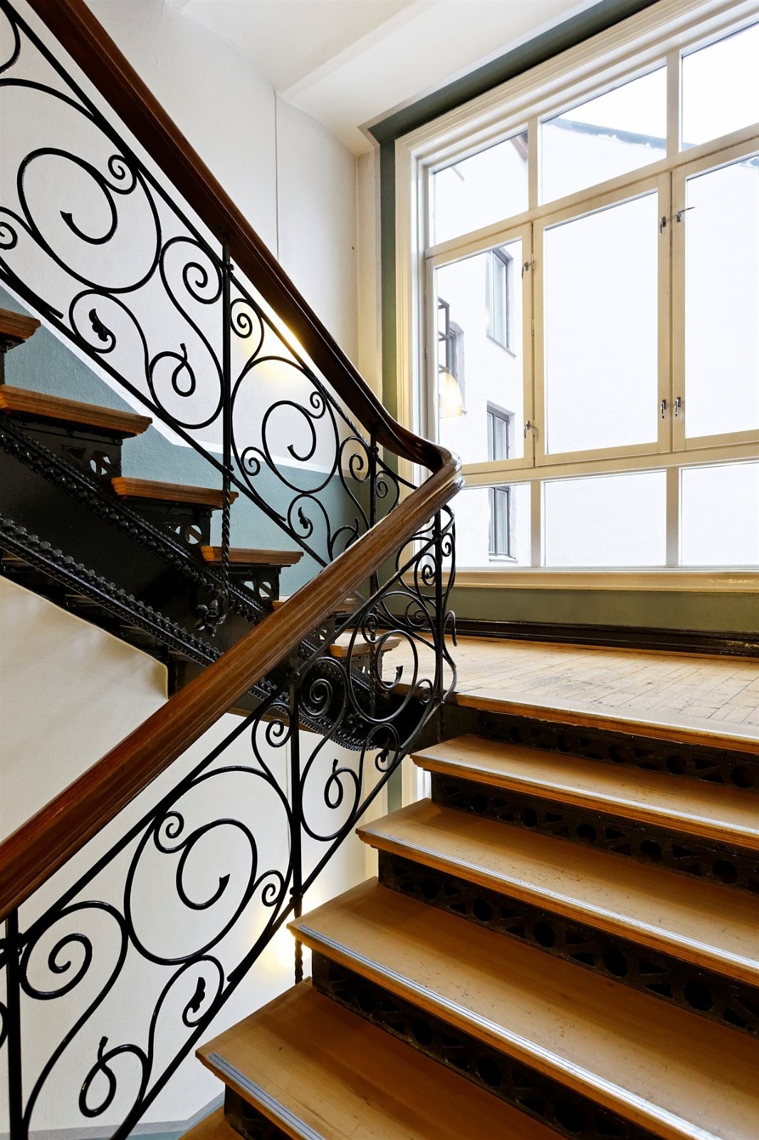 Trappeoppgangen er lys og romslig med store trappetrinn. Galleribilde