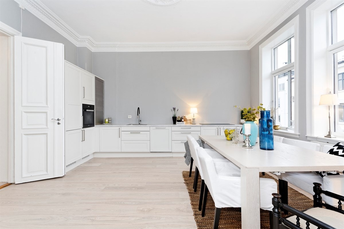 Lekkert kjøkken med Sigdal kjøkkeninnredning og hvitevarer fra Miele. Galleribilde