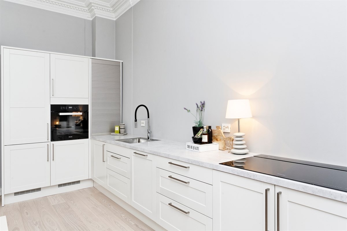 Kjøkkenet har integrerte hvitevarer fra Miele som komfyr, sonefri induksjon platetopp, oppvaskmaskin og kjøl/frys. Galleribilde