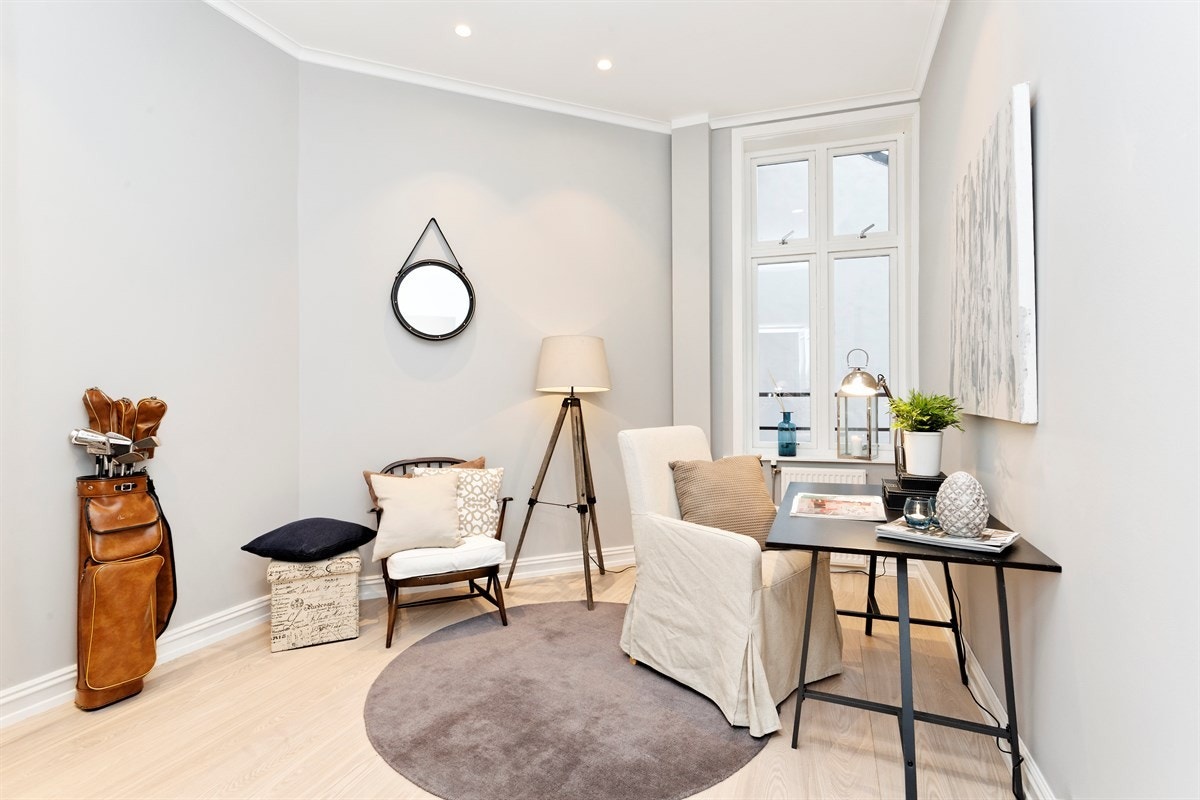 Soverom 2 har 1-stavs hvitkalket askeparkett på gulv, lysegrå vegger og downlights i tak. Galleribilde