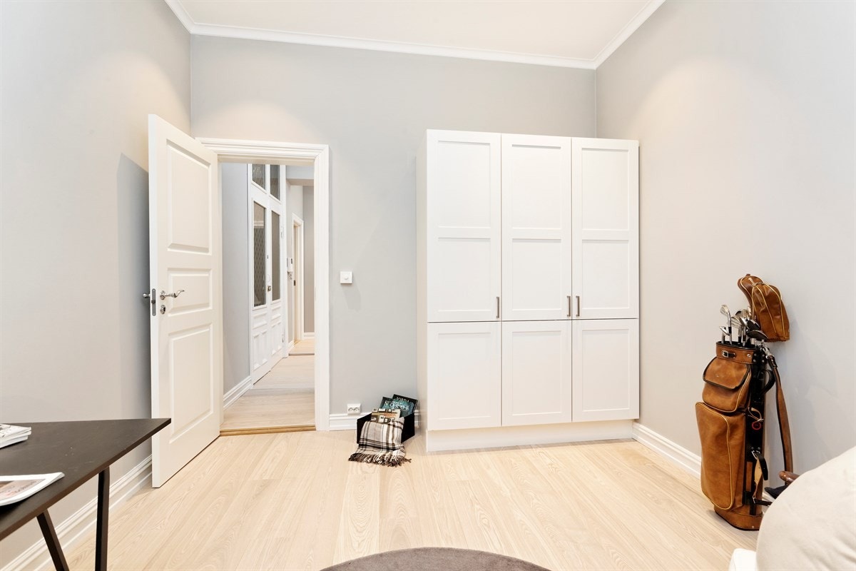 Soverom 2 har garderobeskap fra Sigdal. Galleribilde