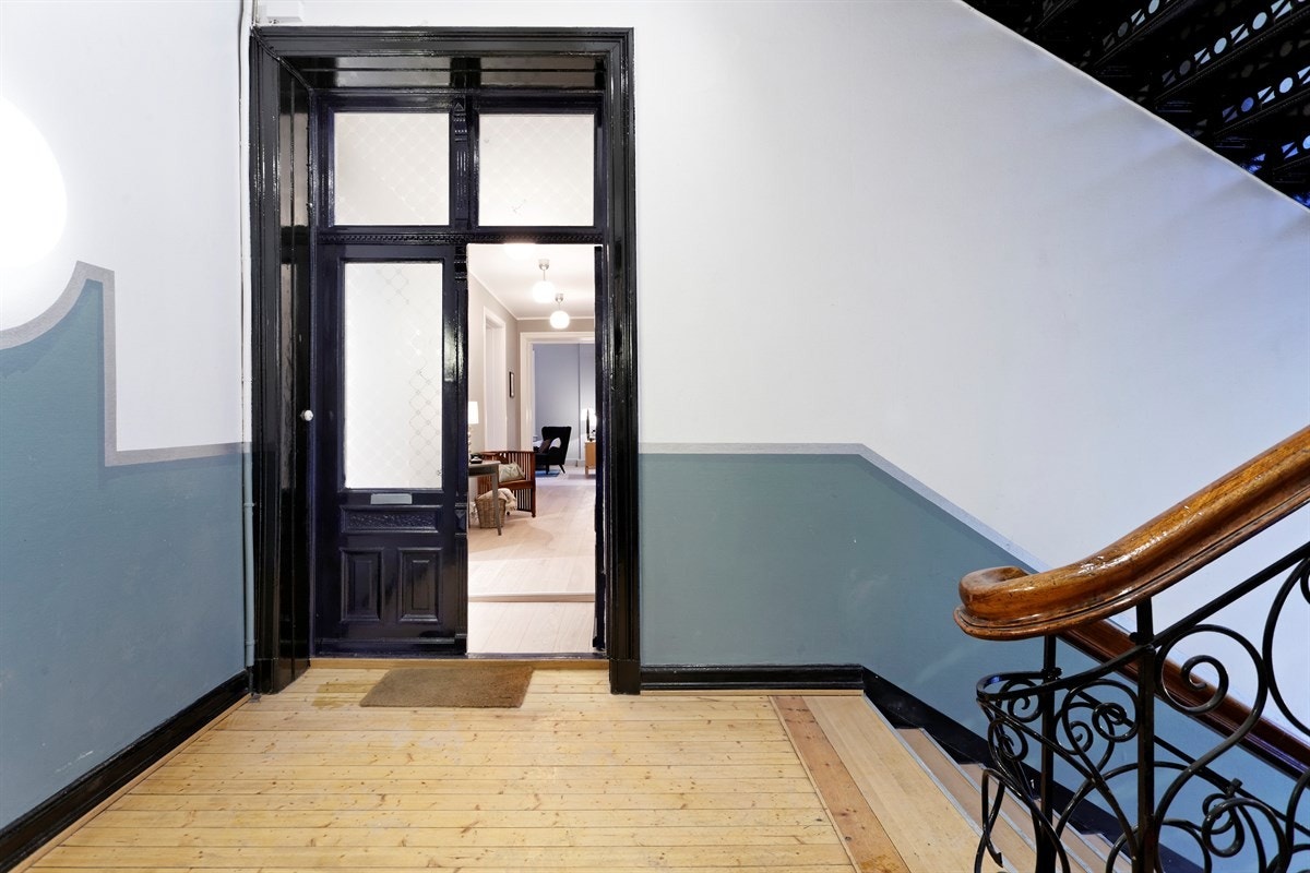 Inngangsparti med to-fløyet entrèdør. Galleribilde