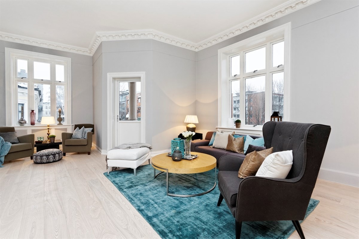 Stuen har 1-stavs hvitkalket askeparkett på gulv og lysegrå malte vegger. Galleribilde