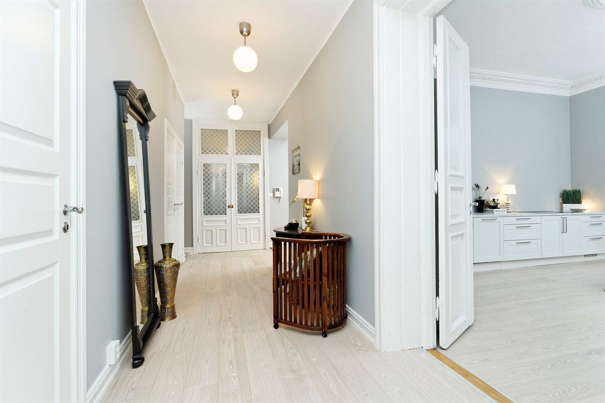 Entrèen har meget god takhøyde, 1-stavs hvitkalket askeparkett på gulv og lysegrå vegger. Ny brannhimling fra høsten 2015. Galleribilde