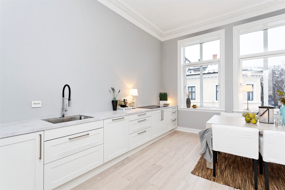 Kjøkkenet har integrerte hvitevarer fra Miele som komfyr, sonefri induksjon platetopp, oppvaskmaskin og kjøl/frys. Galleribilde