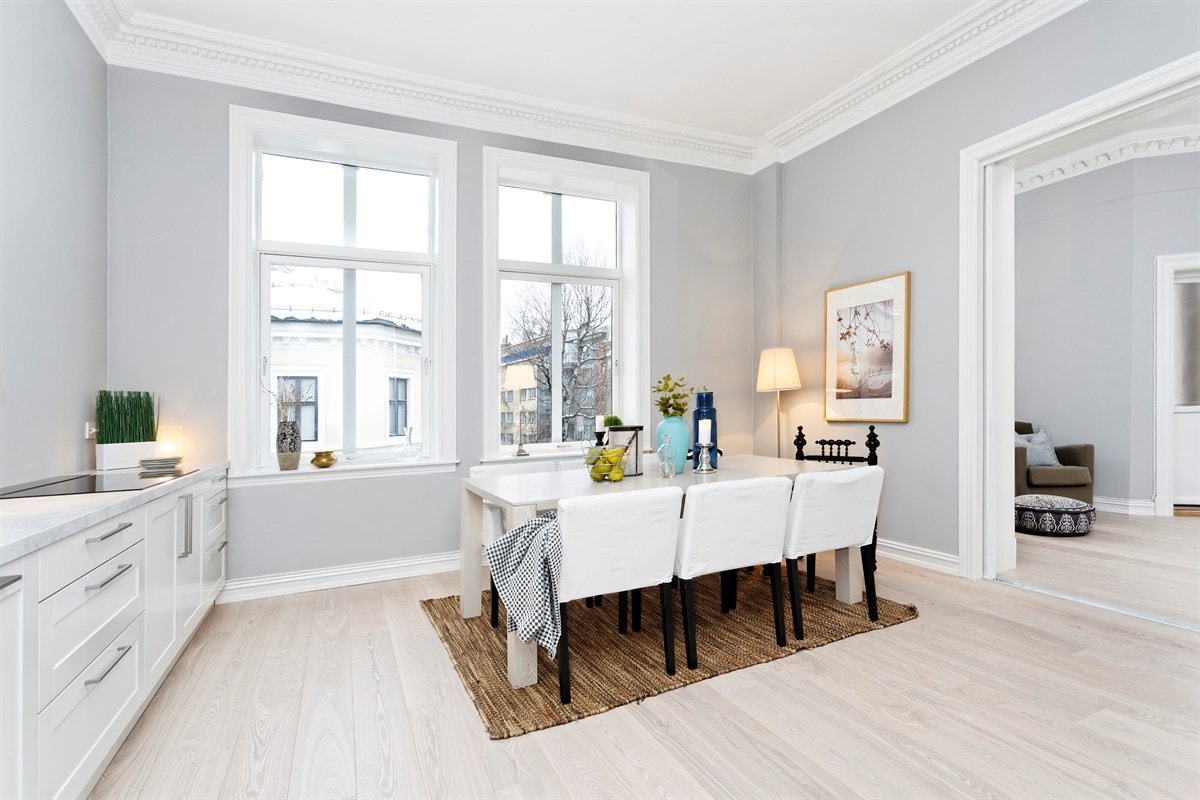 Kjøkkenet et lyst og luftig med store vinduer, stukkatur og rosett, samt god plass til spisebord. Galleribilde