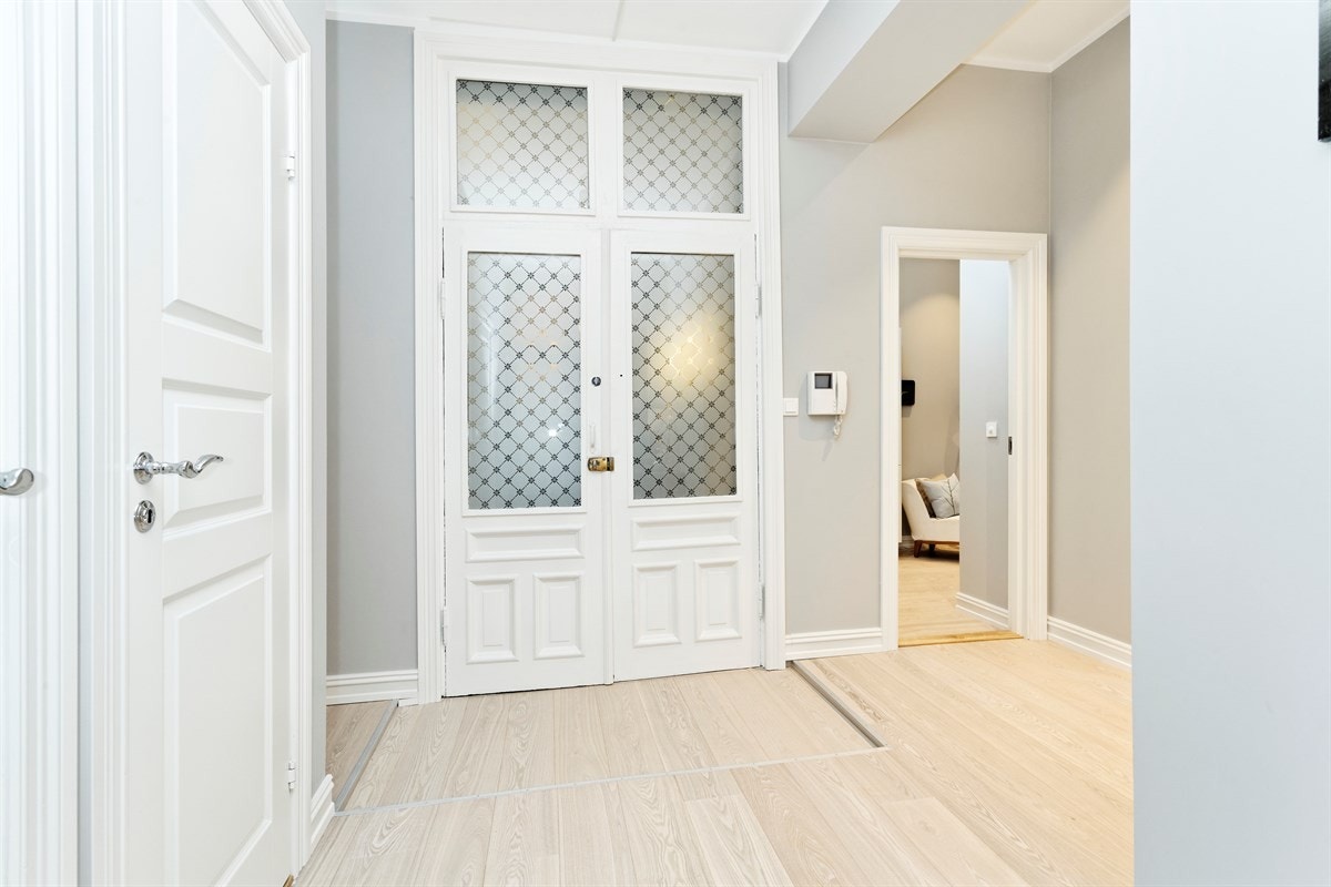 Entrè med tofløyet, klassisk inngangsdør. Galleribilde