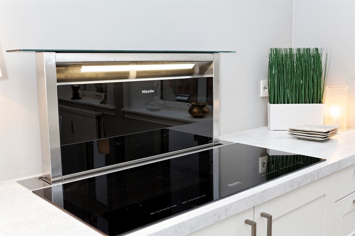 Nedfelt benkeventilator med fett- og kullfilter. Galleribilde