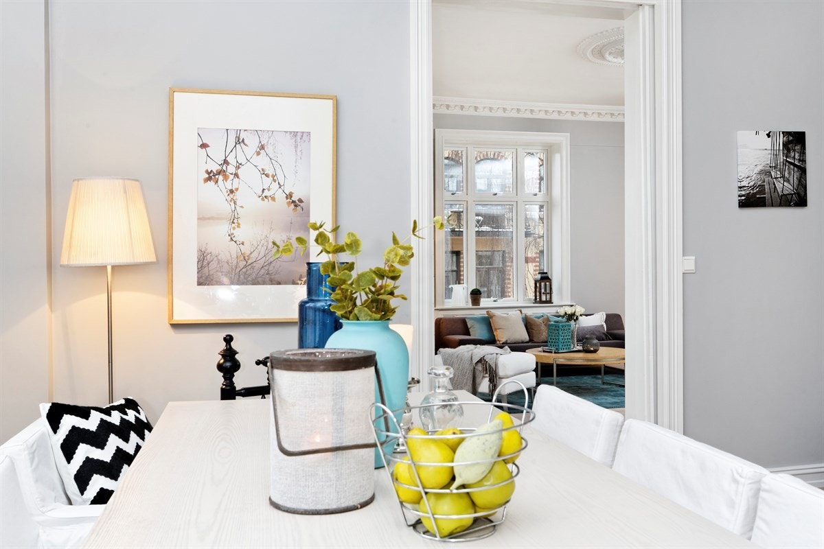 Det er enkel adkomst fra kjøkkenet til stuen. Galleribilde