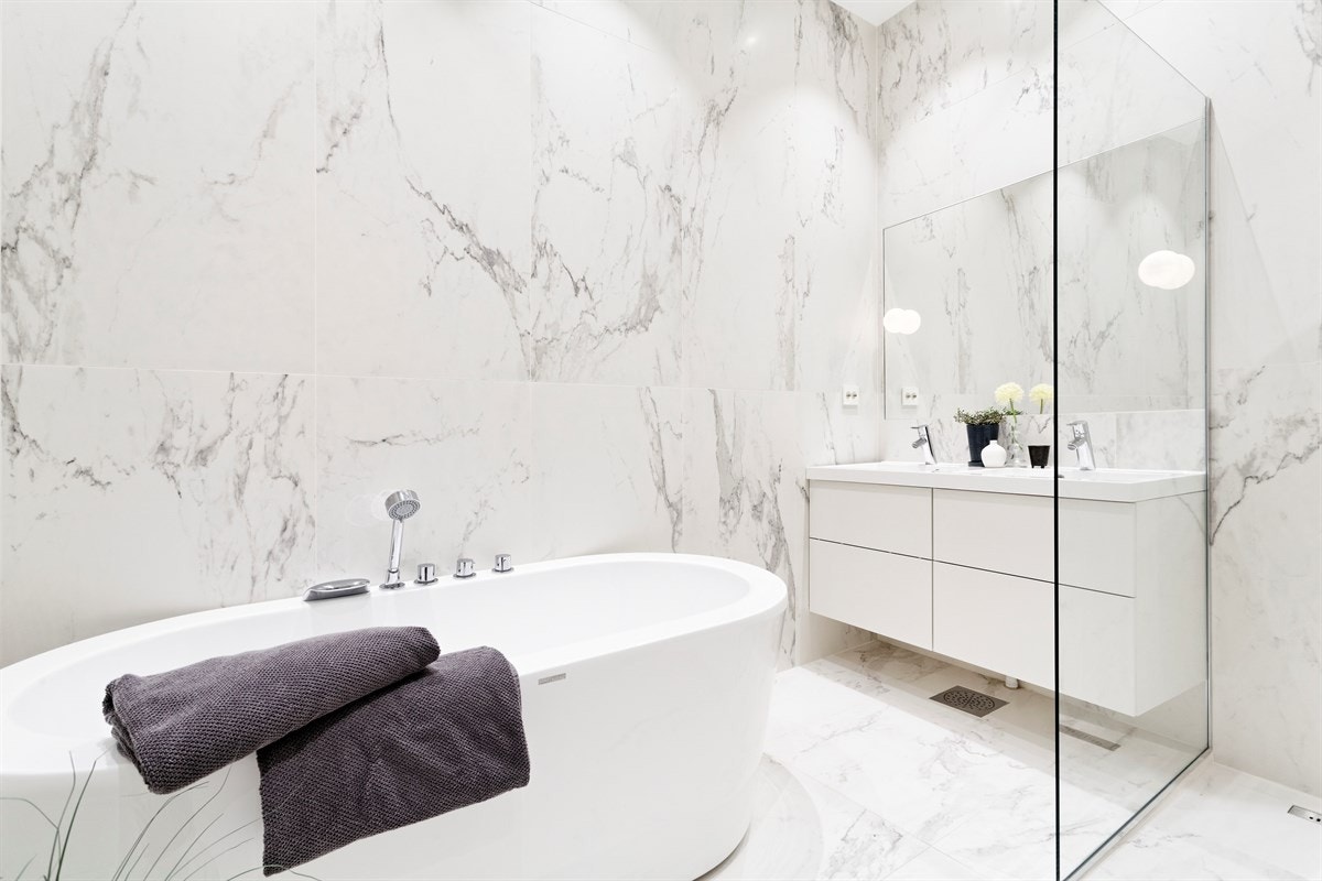 Delikat og tidsriktig bad med italienske marmorfliser. Galleribilde
