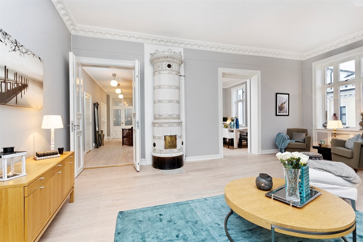 Stuen har klassiske detaljer som stukkatur og rosett, doble fløydører, svenskeovn, store vinduer og god takhøyde. Galleribilde