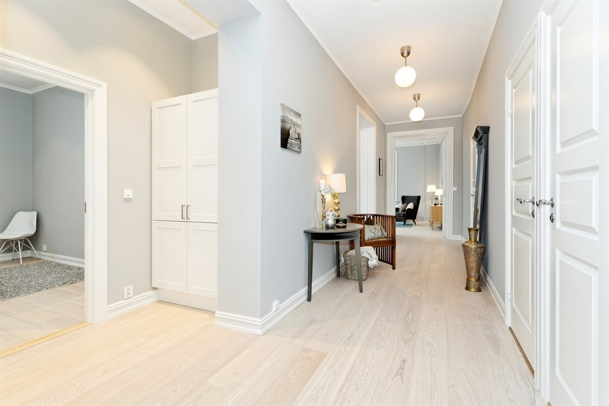 Lys og innbydende entrè/gang med garderobeskap fra Sigdal. Galleribilde