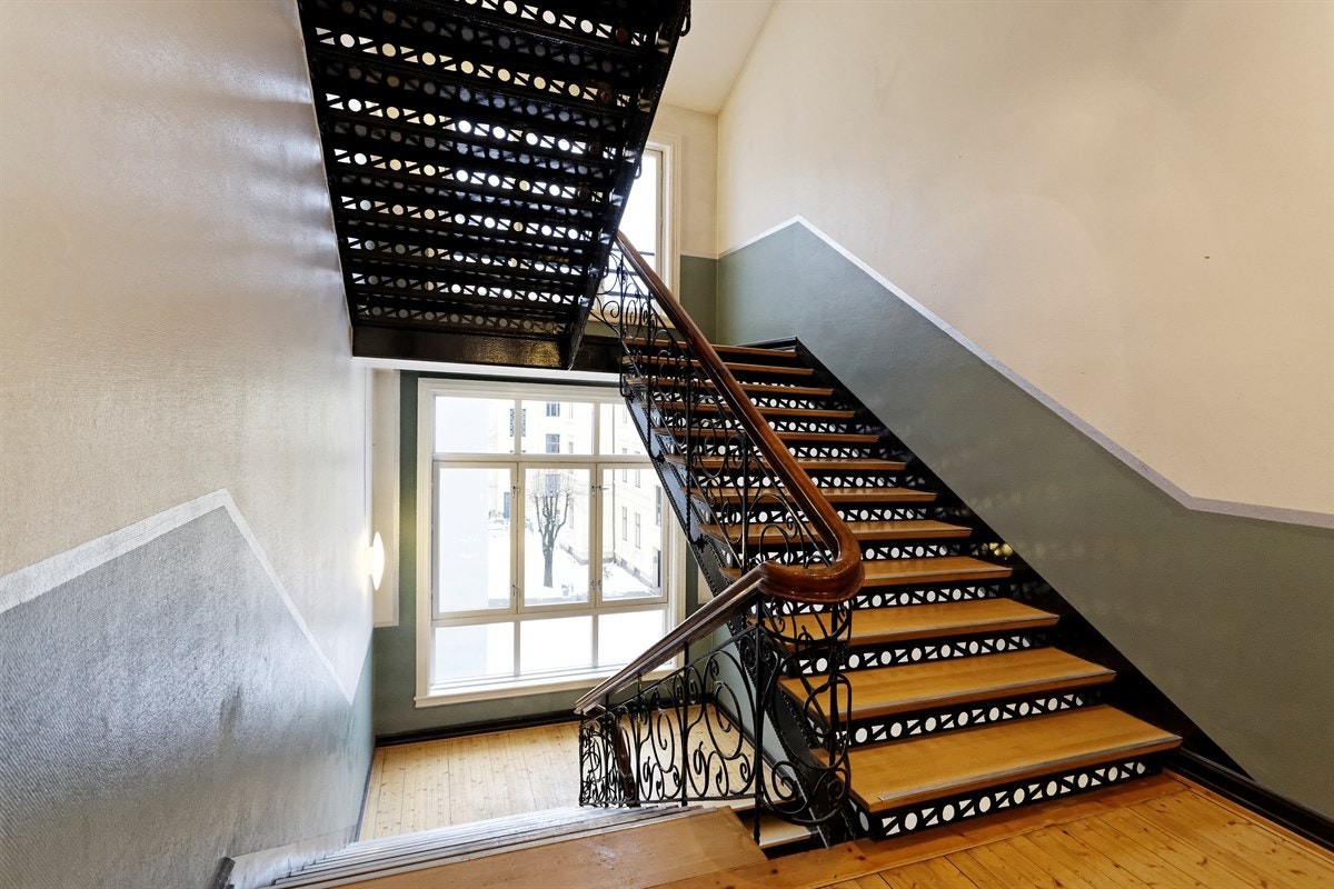 Trappeoppgangen er lys og romslig med store trappetrinn. Galleribilde
