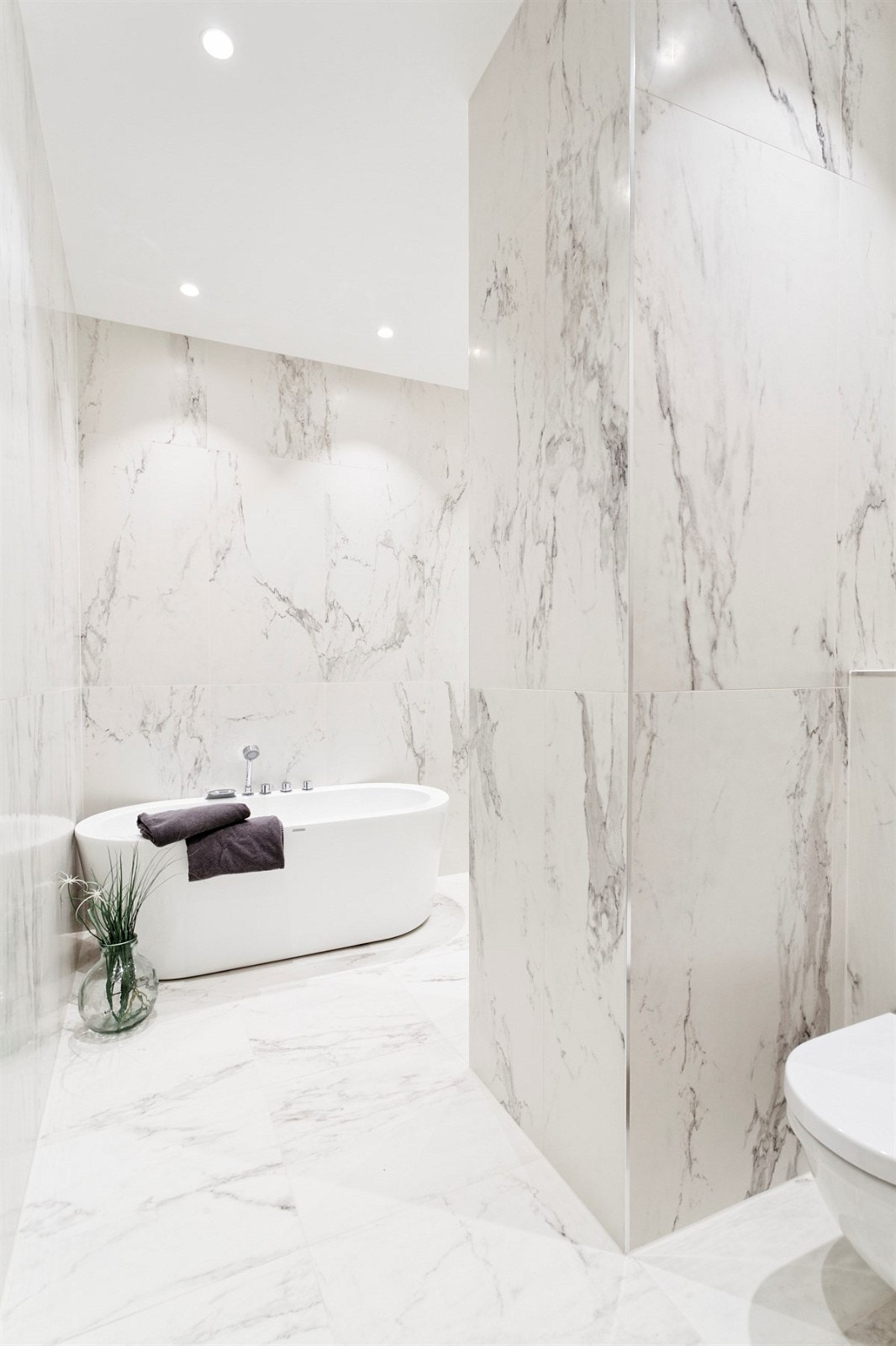 Delikat og tidsriktig bad med italienske marmorfliser. Galleribilde