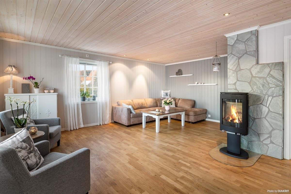 Innbydende stue med vedovn som gir en lun og god varme Galleribilde