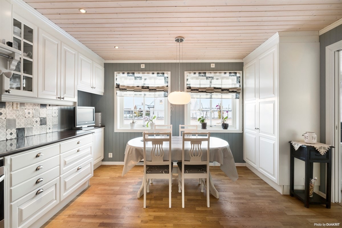 Spiseplass på kjøkken - et naturlig samlingspunkt for familien Galleribilde